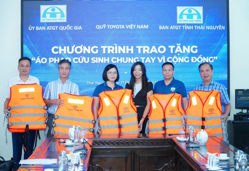 QuỸ Toyota ViỆt Nam Trao TẶng Áo Phao – Lan TỎa HÀnh TrÌnh SẺ Chia VỚi ĐỒng BÀo VÙng LŨ